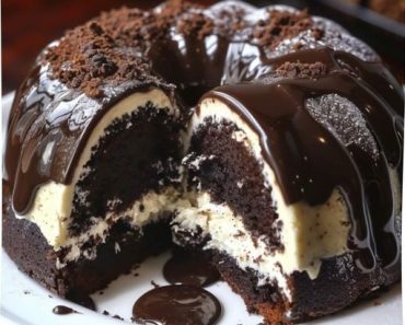 Cookies & Cream Cheesecake Bundt Cake